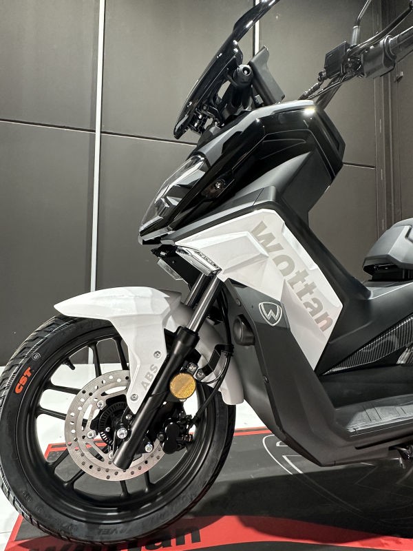 Wottan Sixteen 125: lo scooter spagnolo con ruota da 16" che sfida il traffico urbano